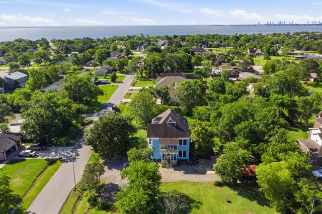 410 S Carroll Street, La Porte, TX 77571