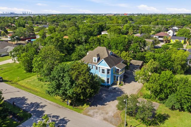 410 S Carroll Street, La Porte, TX 77571