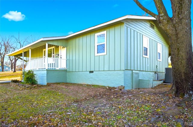 1126 S 2nd Street, Stilwell, OK 74960