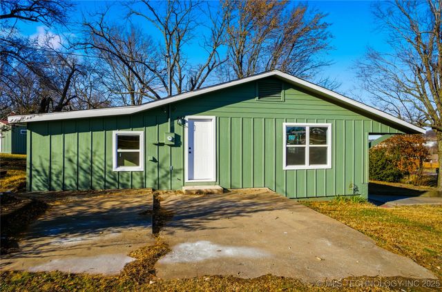 1126 S 2nd Street, Stilwell, OK 74960