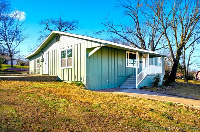 1126 S 2nd Street, Stilwell, OK 74960