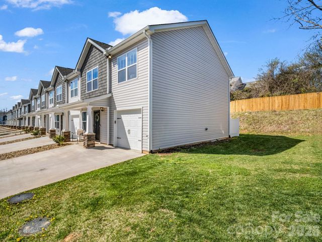 21 Virginia Commons Drive, Arden, NC 28704