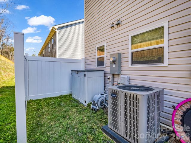 21 Virginia Commons Drive, Arden, NC 28704