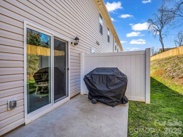 21 Virginia Commons Drive, Arden, NC 28704