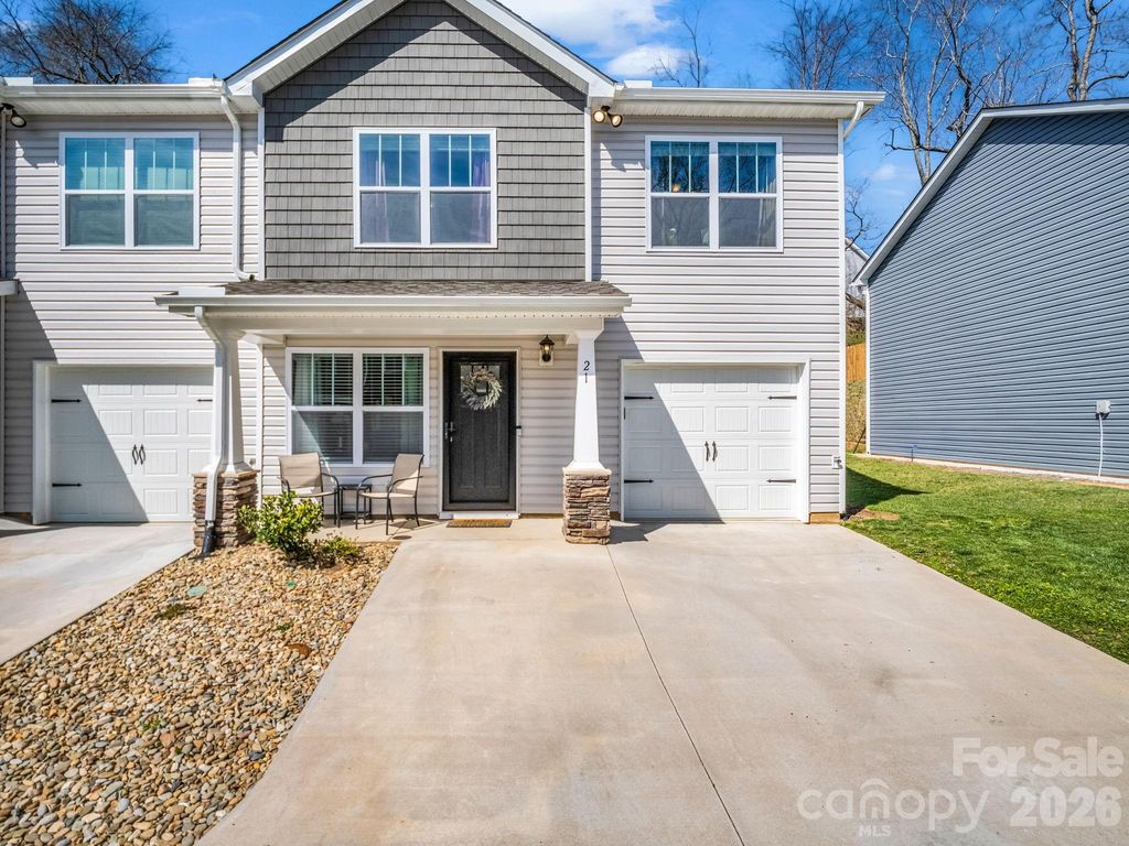 21 Virginia Commons Drive, Arden, NC 28704