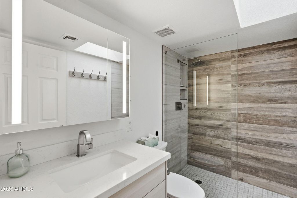 Image 12 of property listing at 4201 E CAMELBACK Road 34, Phoenix, AZ 85018