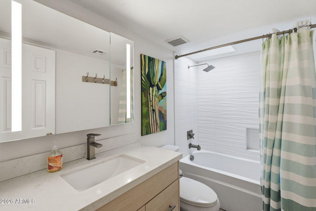 Image 14 of property listing at 4201 E CAMELBACK Road 34, Phoenix, AZ 85018