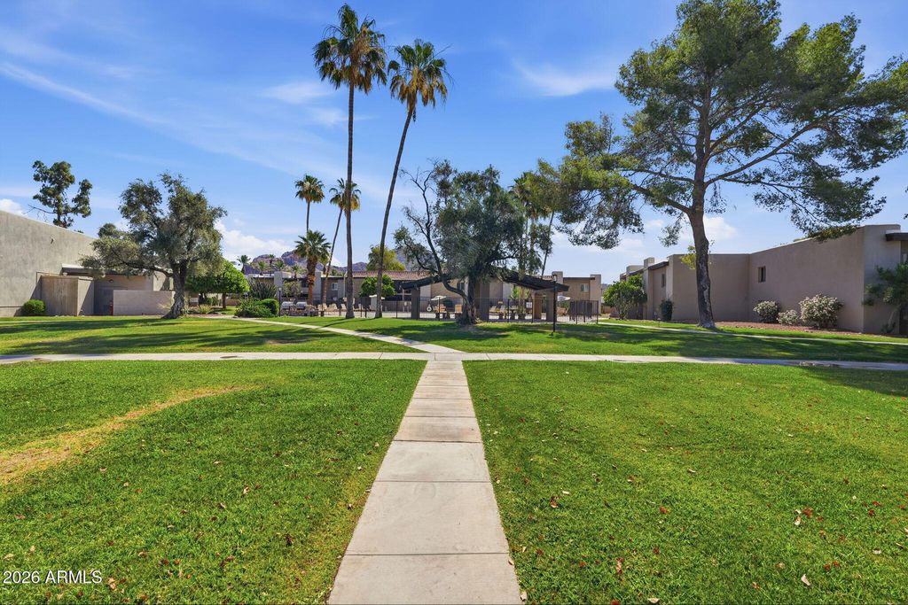 Image 16 of property listing at 4201 E CAMELBACK Road 34, Phoenix, AZ 85018