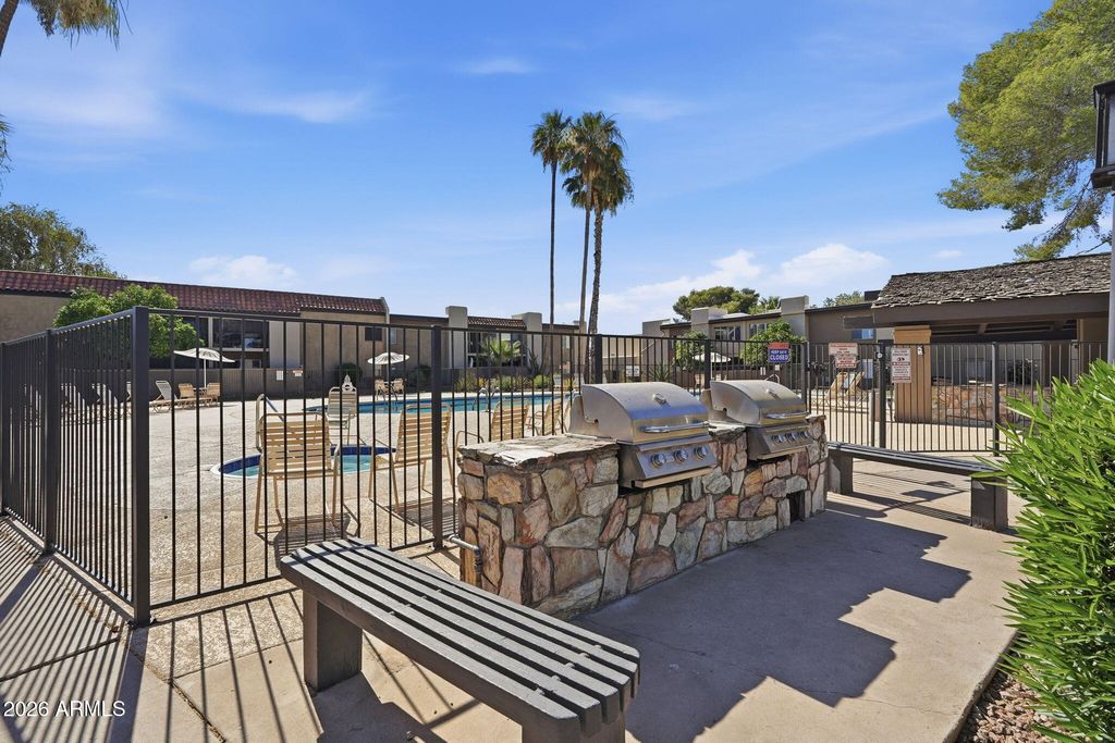 Image 17 of property listing at 4201 E CAMELBACK Road 34, Phoenix, AZ 85018