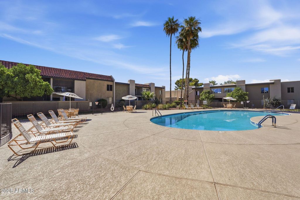 Image 18 of property listing at 4201 E CAMELBACK Road 34, Phoenix, AZ 85018