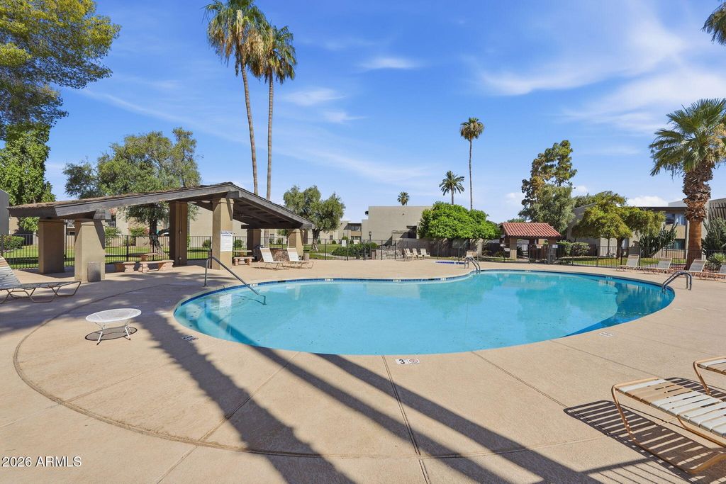 Image 19 of property listing at 4201 E CAMELBACK Road 34, Phoenix, AZ 85018