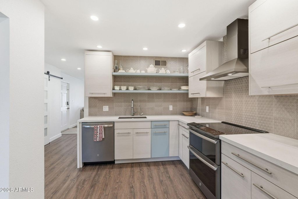 Image 3 of property listing at 4201 E CAMELBACK Road 34, Phoenix, AZ 85018