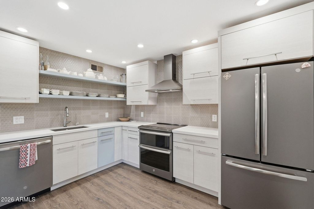 Image 4 of property listing at 4201 E CAMELBACK Road 34, Phoenix, AZ 85018