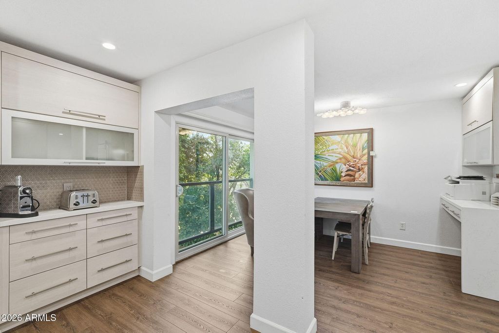 Image 5 of property listing at 4201 E CAMELBACK Road 34, Phoenix, AZ 85018