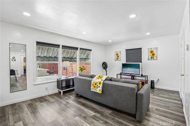 1036 E 2nd Street 11, Long Beach, CA 90802