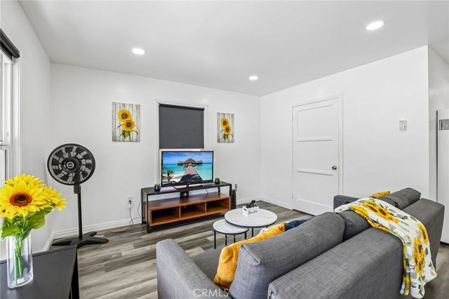 1036 E 2nd Street 11, Long Beach, CA 90802