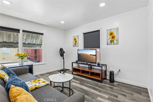 1036 E 2nd Street 11, Long Beach, CA 90802