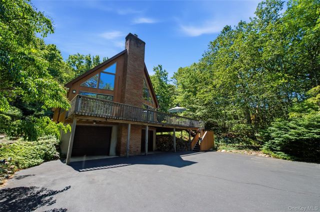 73 Glen Road, Baiting Hollow, NY 11933