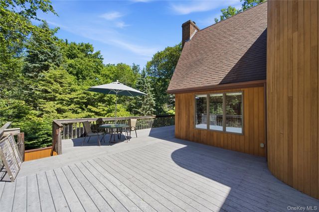 73 Glen Road, Baiting Hollow, NY 11933