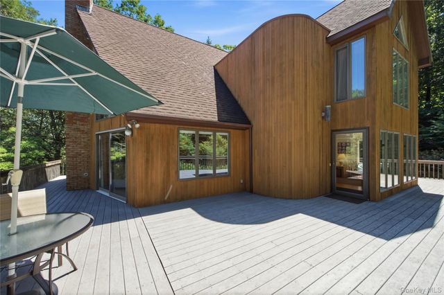73 Glen Road, Baiting Hollow, NY 11933