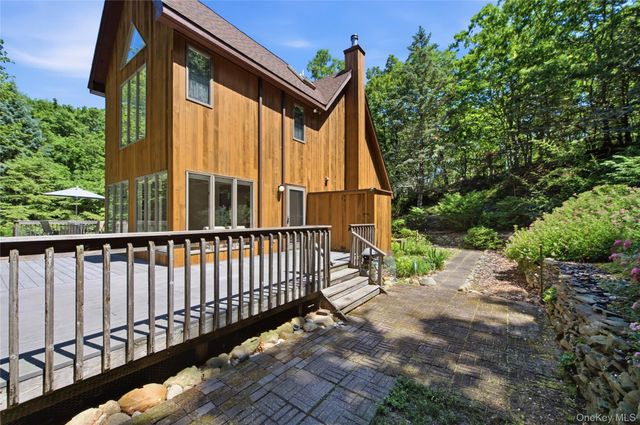 73 Glen Road, Baiting Hollow, NY 11933