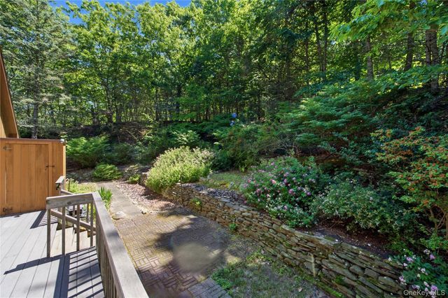 73 Glen Road, Baiting Hollow, NY 11933