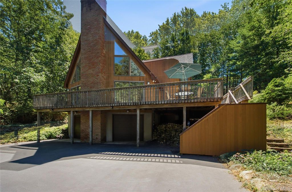 73 Glen Road, Baiting Hollow, NY 11933