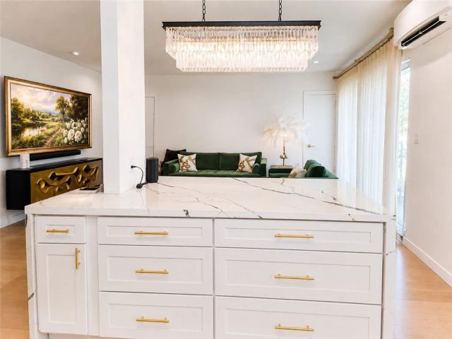 1233 N Laurel 211, West Hollywood, CA 90046