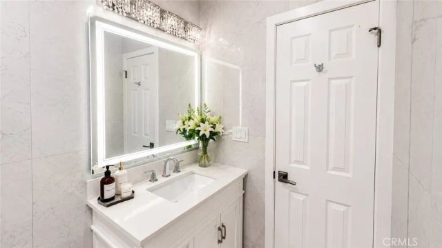 1233 N Laurel 211, West Hollywood, CA 90046