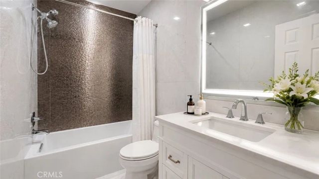 1233 N Laurel 211, West Hollywood, CA 90046