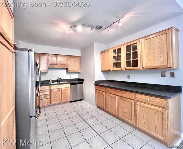 850 N Adams Road 6, Birmingham, MI 48009
