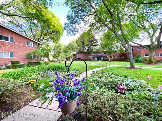 850 N Adams Road 6, Birmingham, MI 48009