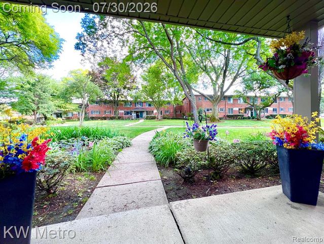 850 N Adams Road 6, Birmingham, MI 48009