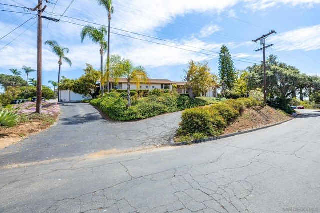 2357 Royal Crest, Escondido, CA 92025