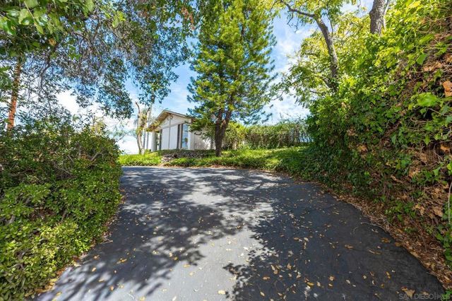 2357 Royal Crest, Escondido, CA 92025