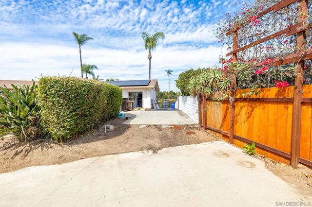 2357 Royal Crest, Escondido, CA 92025