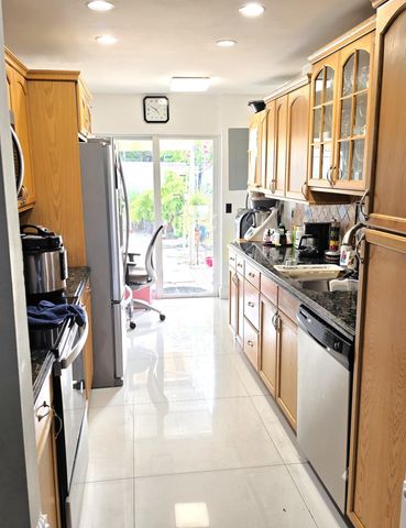 320 SE 2ND Avenue B4, Deerfield Beach, FL 33441