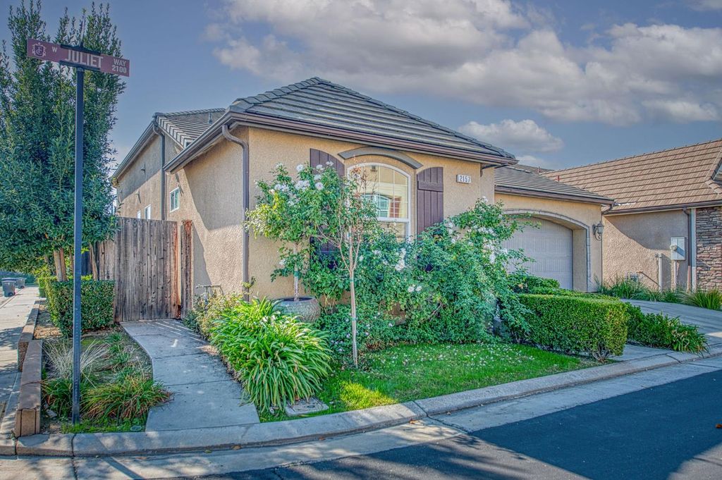 Image 3 of property listing at 2157 W Juliet Way, Fresno, CA 93711