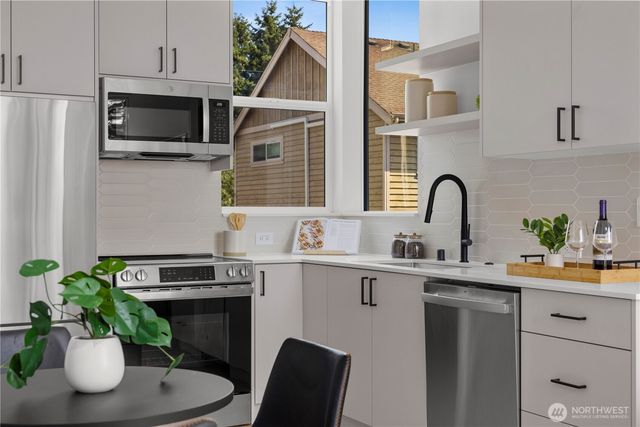 3850 Carr Place N, Seattle, WA 98103