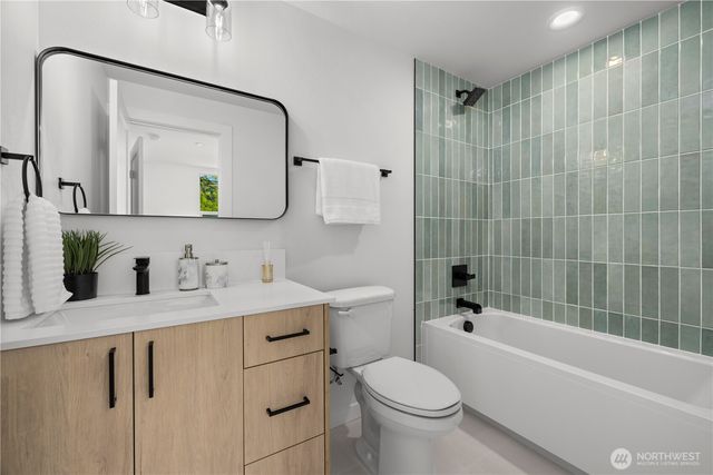 3850 Carr Place N, Seattle, WA 98103