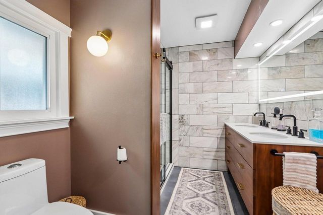 724 E Pearson STREET, Milwaukee, WI 53202
