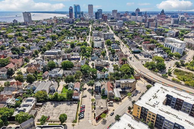 724 E Pearson STREET, Milwaukee, WI 53202
