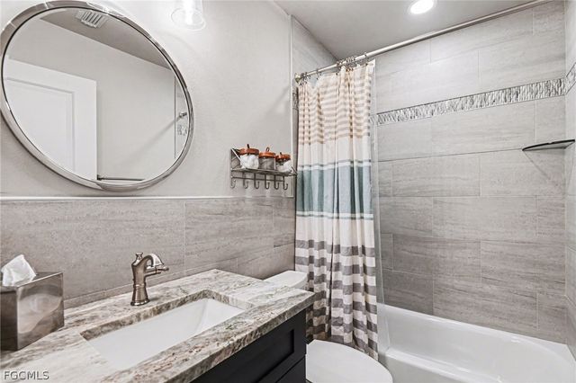 8504 Charter Club CIR 5, Fort Myers, FL 33919