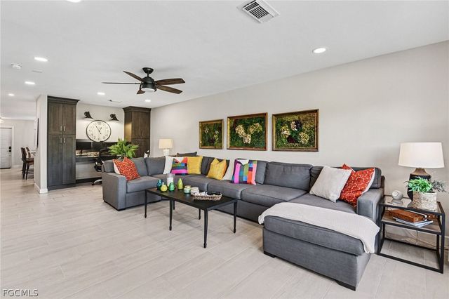 8504 Charter Club CIR 5, Fort Myers, FL 33919