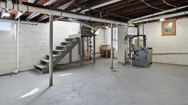 25 Mayfair Avenue, Floral Park, NY 11001