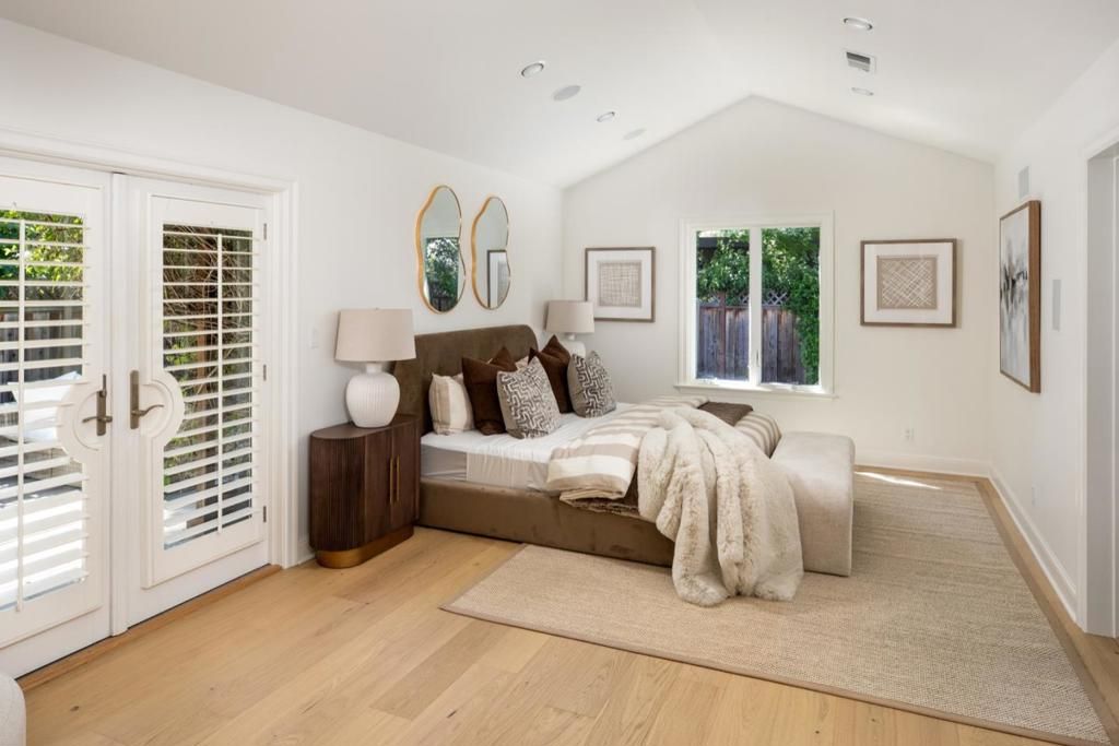 Image 10 of property listing at 1033 Oakland Avenue, Menlo Park, CA 94025