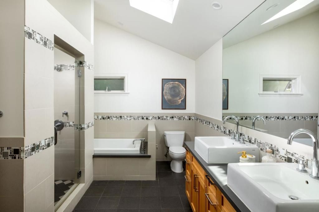 Image 11 of property listing at 1033 Oakland Avenue, Menlo Park, CA 94025