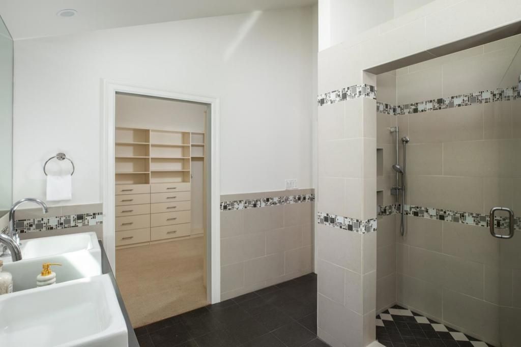 Image 12 of property listing at 1033 Oakland Avenue, Menlo Park, CA 94025