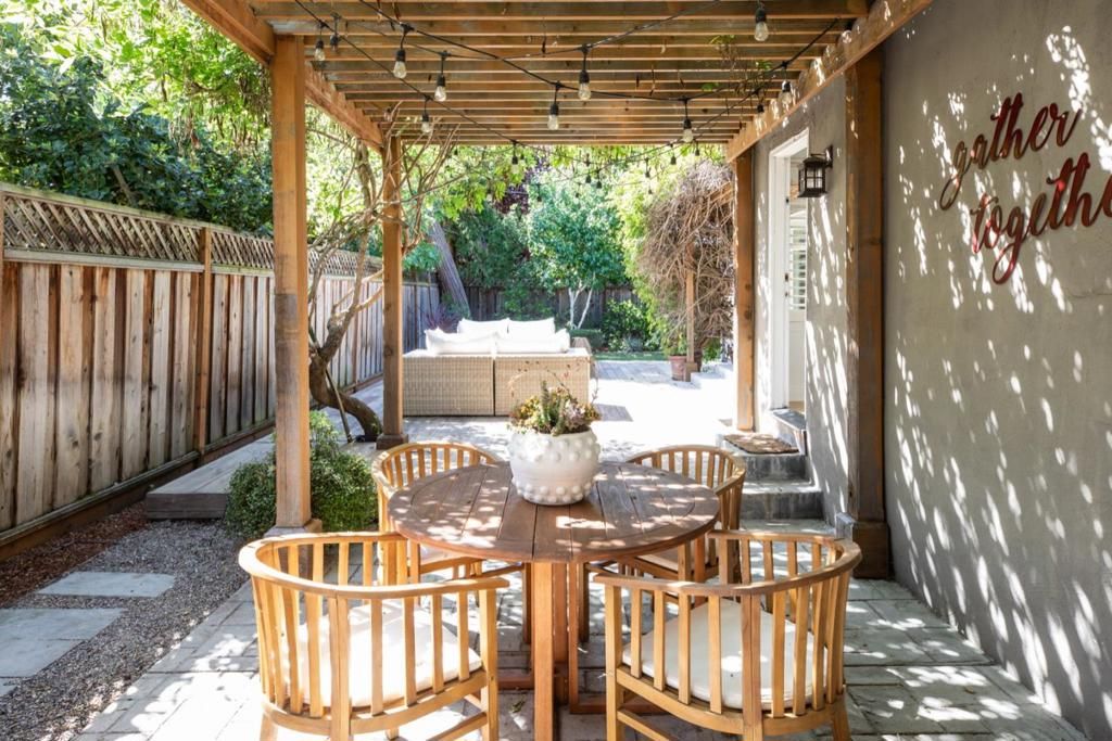 Image 13 of property listing at 1033 Oakland Avenue, Menlo Park, CA 94025