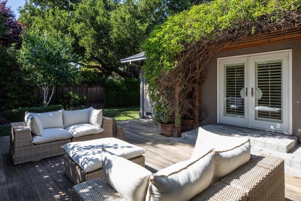 Image 14 of property listing at 1033 Oakland Avenue, Menlo Park, CA 94025